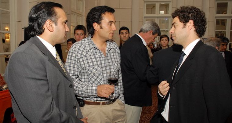 Mauricio Anievas, Jorge Cabrera y Facundo Bueno, disfrutando la oferta bodeguera de la provincia. Foto: Marcelo Ruiz / MDZ