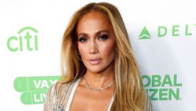 Jennifer Lopez es la nueva cara de la campaña de primera de Coach. Foto: People -  https://static.onecms.io/wp-content/uploads/sites/20/2021/06/08/jennifer-lopez.jpg
