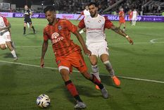 Ante Independiente, que suele vestirse de rojo, Gimnasia y Esgrima usó su camiseta alternativa.