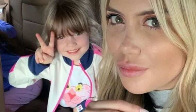 Isabella Icardi junto a Wanda Nara. Wanda Nara mostró los dotes artísticos de Isabella Icardi.