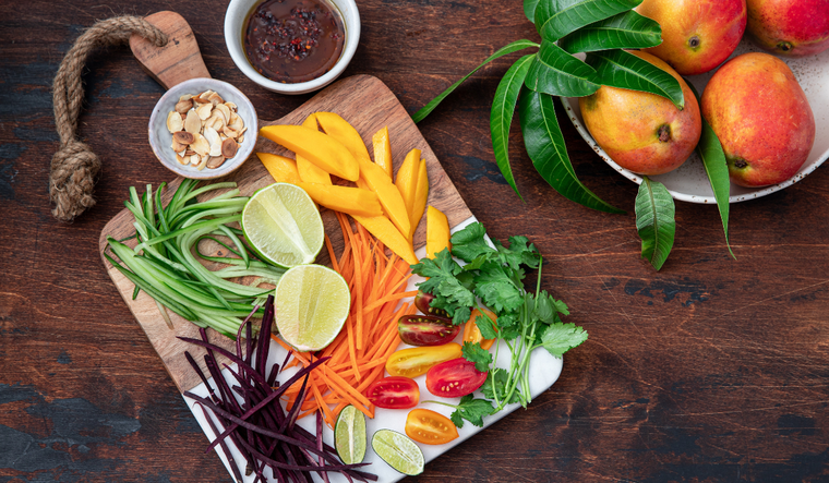 Ingredientes de comida de verano, ensalada thai de mango verde Ingredientes de comida de verano, ensalada thai de mango verde