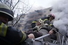 Bomberos socorren a los residentes en la capital. Foto: GETTY IMAGES
