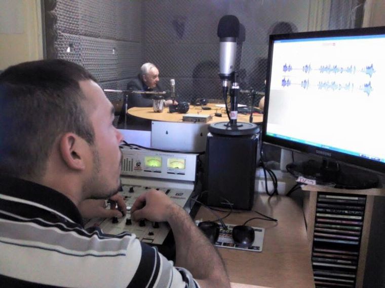 Hayder realizando la operación técnica en la última entrevista que le hicieron a Jorge Bergoglio. Hayder realizando la operación técnica en la última entrevista que le hicieron a Jorge Bergoglio.