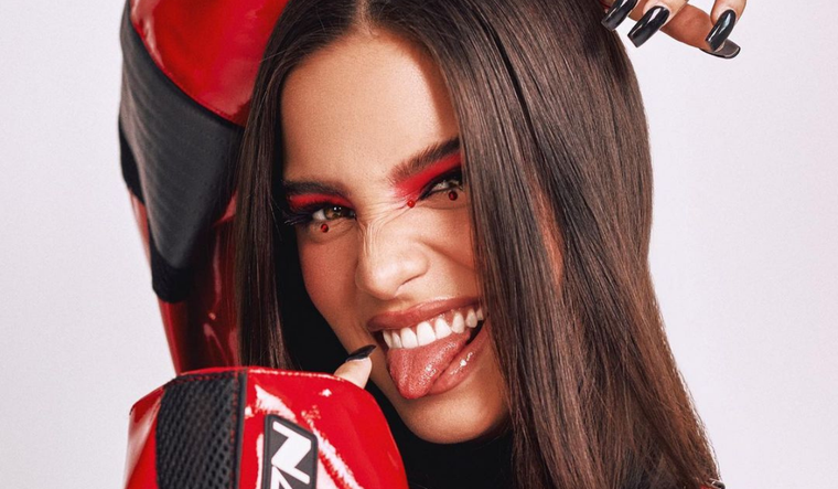 Emilia Mernes usa los brillos o strass para resaltar la mirada.