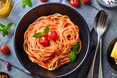 Espaguetis con salsa de tomate y albahaca: un clásico italiano para compartir en familia Foto: Shutterstock