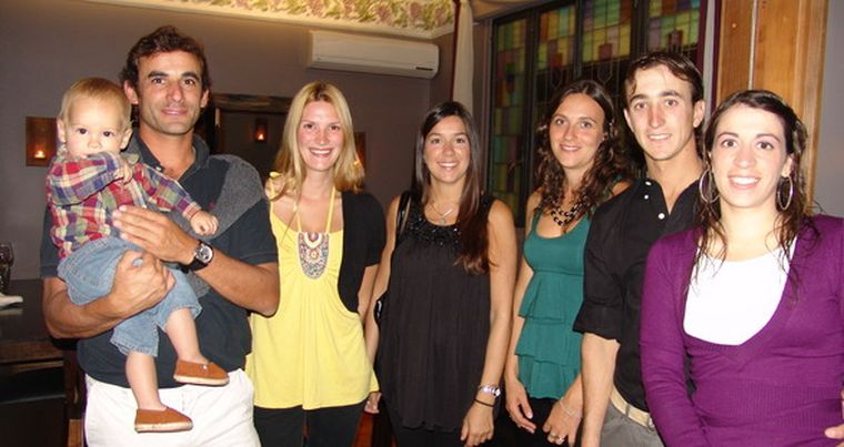 Carlos Soria con Pedro en brazos, Lore Menoss, Andrea Beren, Cecilia Aise, Lucas Boccolini y Emiliana Giácomi. Foto: MDZ