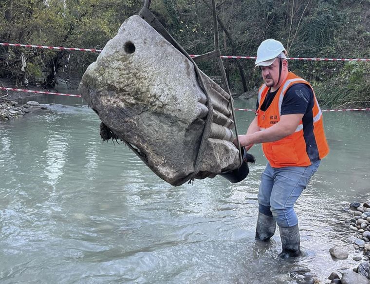 Durante las excavaciones, se recuperaron cerca de veinte bloques decorados. Durante las excavaciones, se recuperaron cerca de veinte bloques decorados.