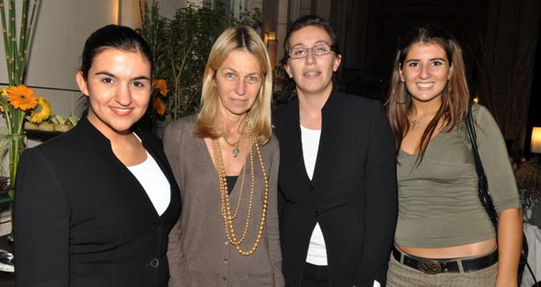 Laura Méndez, Cecilia Zunino y Luciana Gómez, junto a una de las invitadas a tomar el té: Macarena Siracusa. Foto: Nacho Gaffuri / MDZ