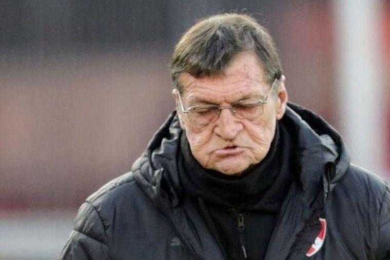 Falcioni no habla ni en la victoria: los motivos de su silencio en Independiente.