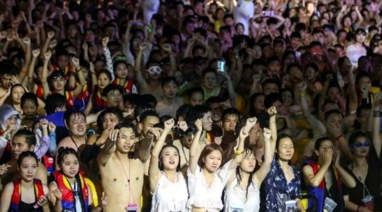 Fiesta electrónica en Wuhan, el sábado pasado.