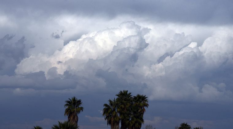 Continúa el alerta por tormentas y Zonda en Mendoza.