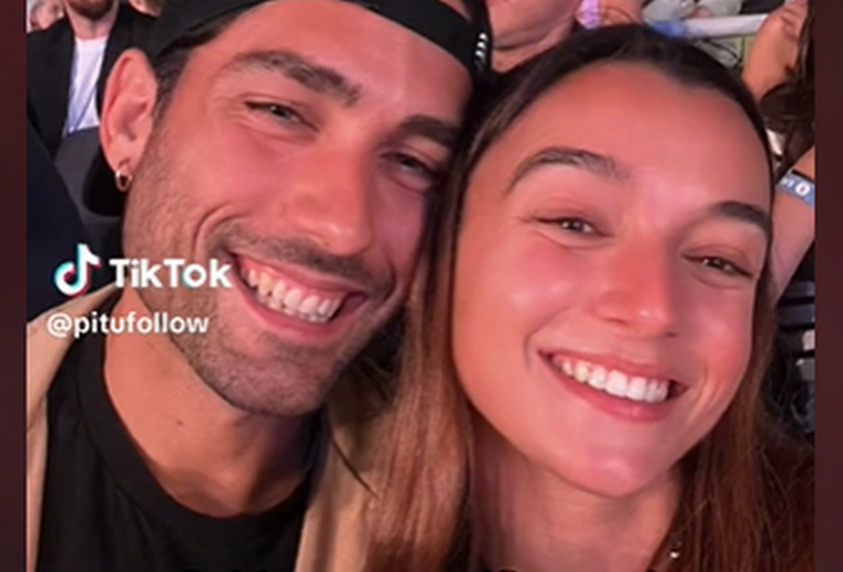 Se sacó una selfie con su novia, la compartió en TikTok y no se dio cuenta a quién tenía detrás Foto: Captura de video