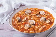 Las alubias arroceras es un plato que se come de forma asidua. Foto: La Vanguardia - https://www.lavanguardia.com/files/og_thumbnail/files/fp/uploads/2021/10/28/617a5bf130270.r_d.1062-659-0.jpeg