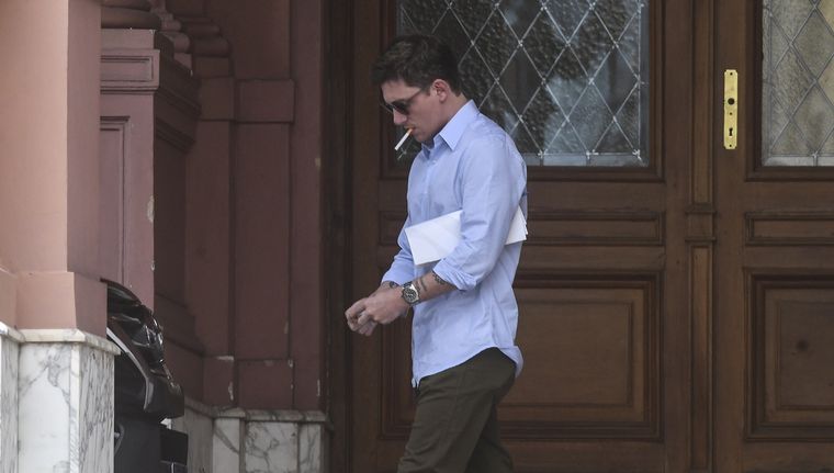 El asesor presidencial Santiago Caputo volvió a quedar bajo la lupa tras la filtración de un informe sobre una empresa donde figura como único empleado.&nbsp;