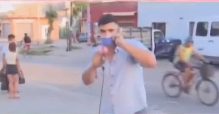 El periodista salió corriendo del móvil