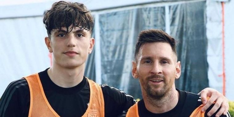 Garnacho está en un sueño: posible debut con la Selección argentina y foto con Lionel Messi.