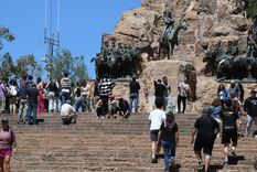 Miles de turistas nacionales e internacionales se hicieron presentes en el Cerro de la Gloria y recorrieron distintos puntos de Mendoza este fin de semana Foto: ALF PONCE MERCADO / MDZ