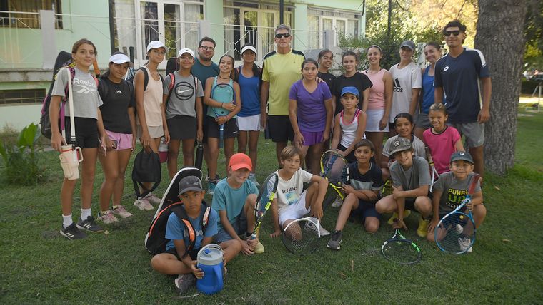 Un gran grupo de entrenamiento con chicas, chicos y entrenadores son parte fundamental de la rutina de estos jóvenes deportistas. Un gran grupo de entrenamiento con chicas, chicos y entrenadores son parte fundamental de la rutina de estos jóvenes deportistas.
