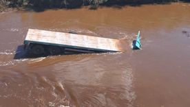 Un importante operativo se desplegó este martes en la autopista Córdoba–Rosario en búsqueda del chofer de un camión que despistó y terminó dentro de un arroyo en la autopista Córdoba-Rosario. Un importante operativo se desplegó este martes en la autopista Córdoba–Rosario en búsqueda del chofer de un camión que despistó y terminó dentro de un arroyo en la autopista Córdoba-Rosario.