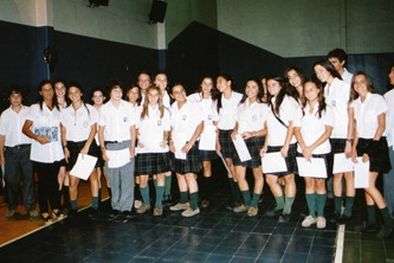 MDZol | Con certificados de Cambridge en mano, el grupo de alumnos de EGB 3 y Polimodal del Colegio ICEI posa para el recuerdo de tan emotivo momento. Foto: Gentileza