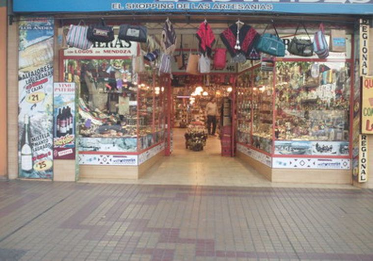 Comercio de artículos regionales de calle Las Heras, Mendoza: vacío. Foto: MDZ