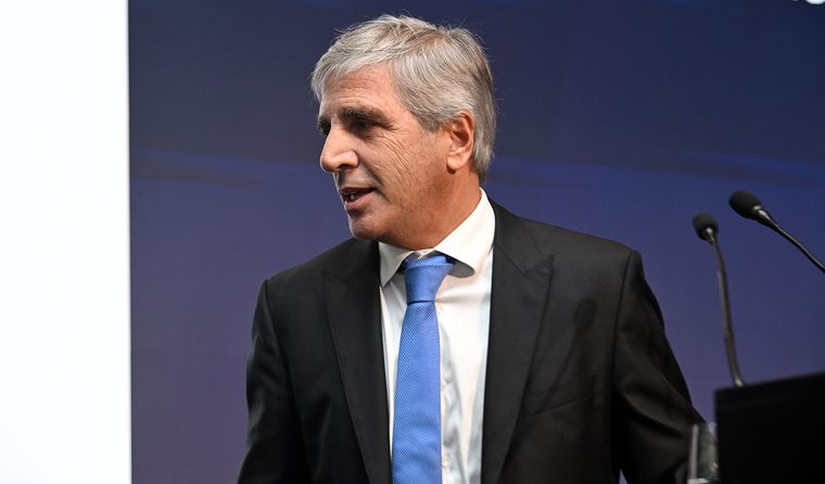 Luis Caputo llamó presidente Menem a Milei por error