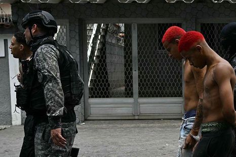 La policía detuvo a decenas de presuntos miembros de Comando Vermelho, pero su líder sigue prófugo. La policía detuvo a decenas de presuntos miembros de Comando Vermelho, pero su líder sigue prófugo.