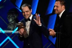 Peter Lanzani con el premio Goya que ganó Argentina, 1985 Foto: AFP Peter Lanzani con el premio Goya que ganó Argentina, 1985 Foto: AFP