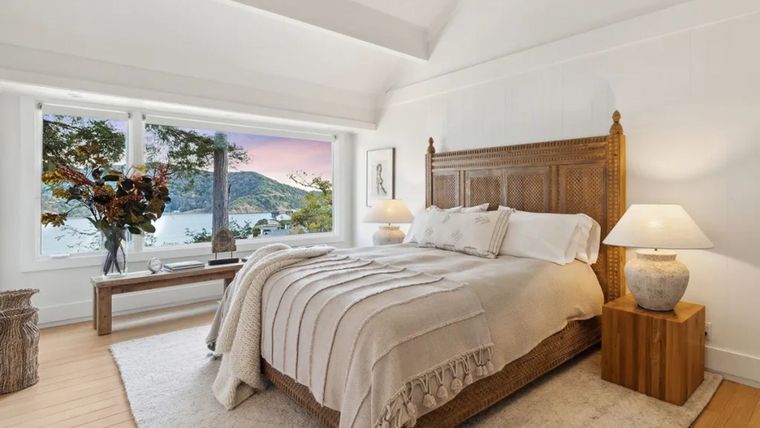 Una de las tantas habitaciones de la mansión. Una de las tantas habitaciones de la mansión.