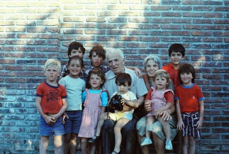 El abuelo Augusto, su mujer y sus nietosFoto Juan Mahlknecht