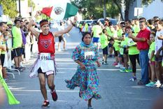 pastora de ovejas gana una ultramaraton corriendo en falda y sandalias