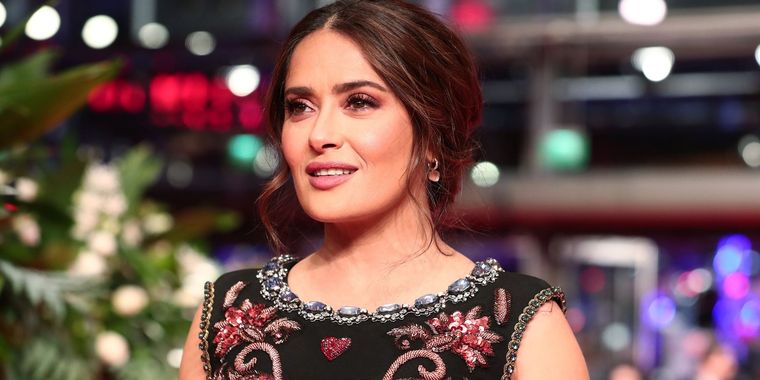 Salma Hayek luce espléndida a sus 54 años. Foto: Elle - elle.com/