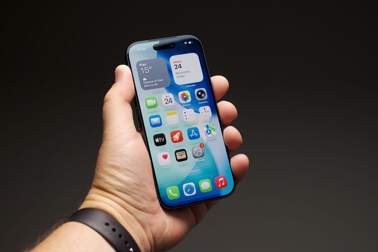 El iPhone de Apple estrena un revestimiento antirreflejo que el modelo básico de Samsung decidió omitir este año. El iPhone de Apple estrena un revestimiento antirreflejo que el modelo básico de Samsung decidió omitir este año.