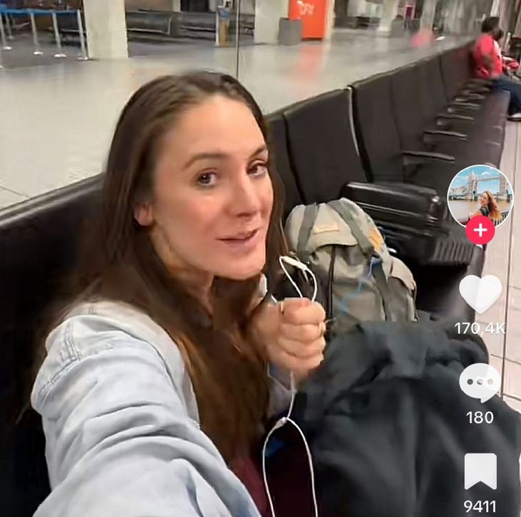 Esta tiktoker compartió su truco para dormir en el aeropuerto y se hizo viral Foto: captura de video @girlvsglobe