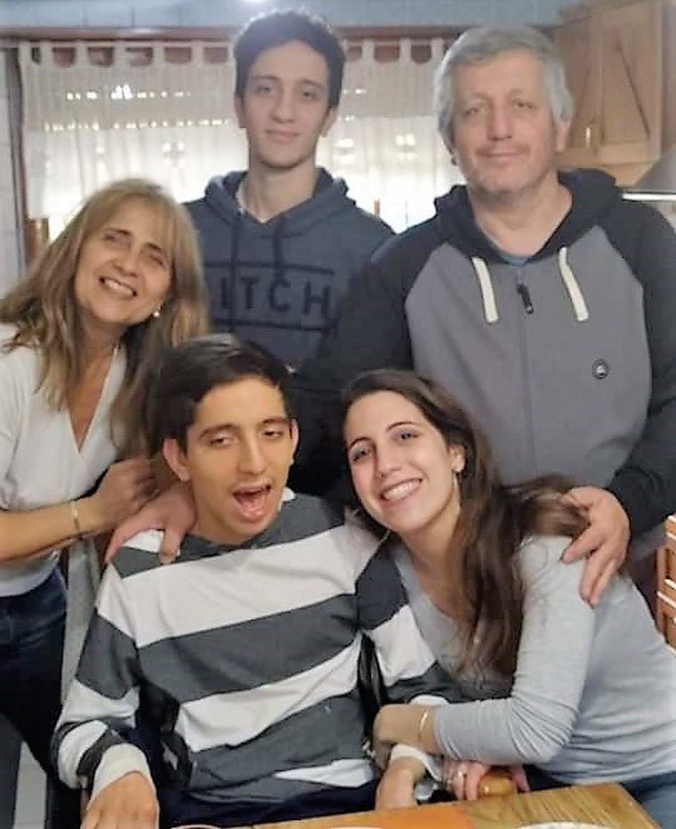 Los padres Verónica y Eduardo junto a sus hijos, Guadalupe, Nazareno y Lautaro Javier. Los padres Verónica y Eduardo junto a sus hijos, Guadalupe, Nazareno y Lautaro Javier.