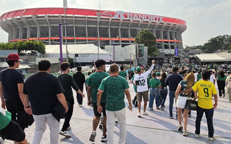 Hinchas de la selección de México en el Estadio Azteca.