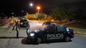 Tras el robo, el sospechoso fue interceptado y golpeado por vecinos antes de ser detenido por efectivos policiales. Tras el robo, el sospechoso fue interceptado y golpeado por vecinos antes de ser detenido por efectivos policiales.