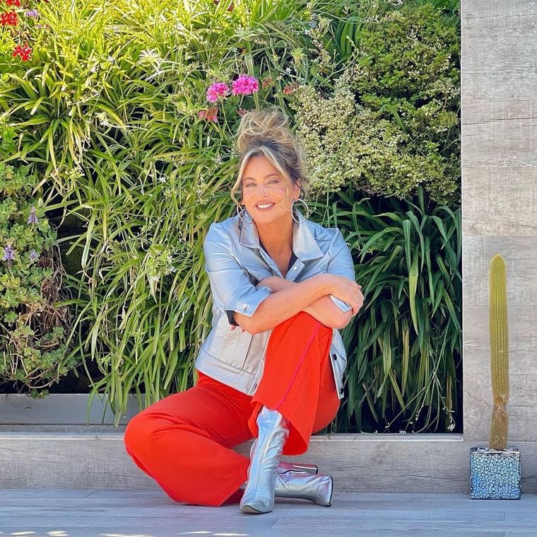 Karina Mazzocco se divierte con sus versátiles sandalias Foto: Instagram