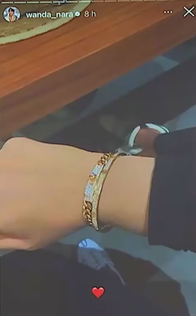 Los regalos que el vecino le dio a Wanda Nara. Los regalos que el vecino le dio a Wanda Nara.