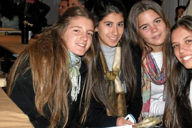 MDZol | Mercedes Doxandabarat, Maca Landgrebe, Mili Repetto y Mercedes Garma, alumnas de colegio Portezuelo. Foto: Gentileza