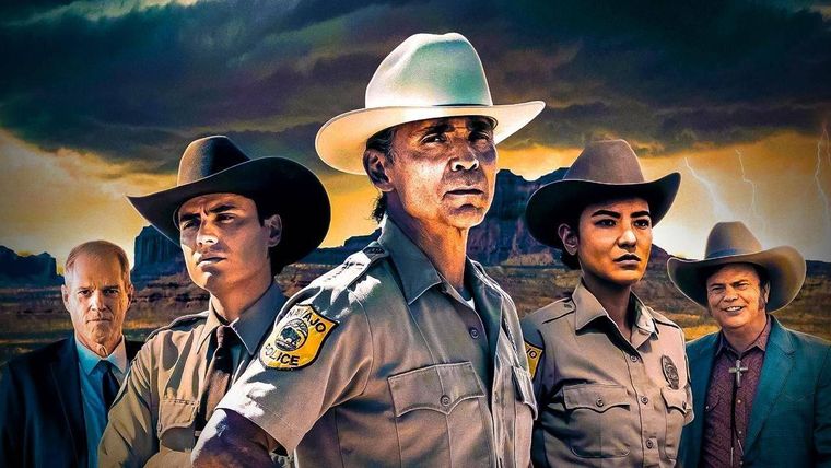 Joe Leaphorn y Jim Chee: una dupla policial que debe navegar entre la ley y las leyendas navajo. Joe Leaphorn y Jim Chee: una dupla policial que debe navegar entre la ley y las leyendas navajo.