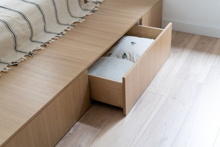 La cama box es un mueble multifunción porque optimiza los espacios. La cama box es un mueble multifunción porque optimiza los espacios.