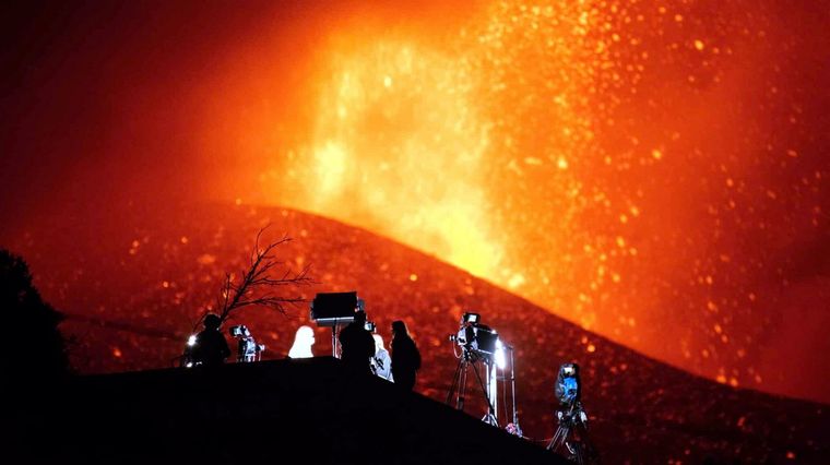 La lava sigue, con nuevas coladas, varias hasta el mar. Foto: ElIndependiente.