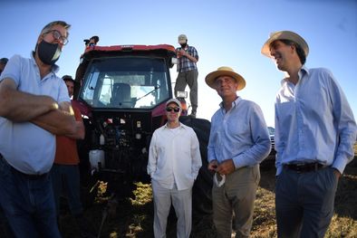 MDZol | El exministro de Agricultura del gobierno de Mauricio Macri, Luis Etchevehere, frente a la estancia Casa Nueva. Foto: Télam