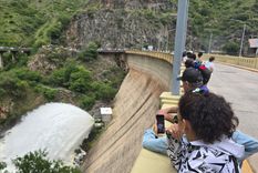 Abrieron una de las válvulas del dique San Roque y los turistas pudieron disfrutar la primera cola de novia de 2026. Fotos: Carlos Paz Vivo!