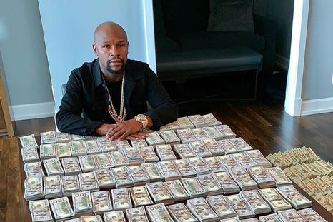 Floyd Mayweather acumuló una importante suma de dinero tras la derrota de Canelo Álvarez. Floyd Mayweather acumuló una importante suma de dinero tras la derrota de Canelo Álvarez.