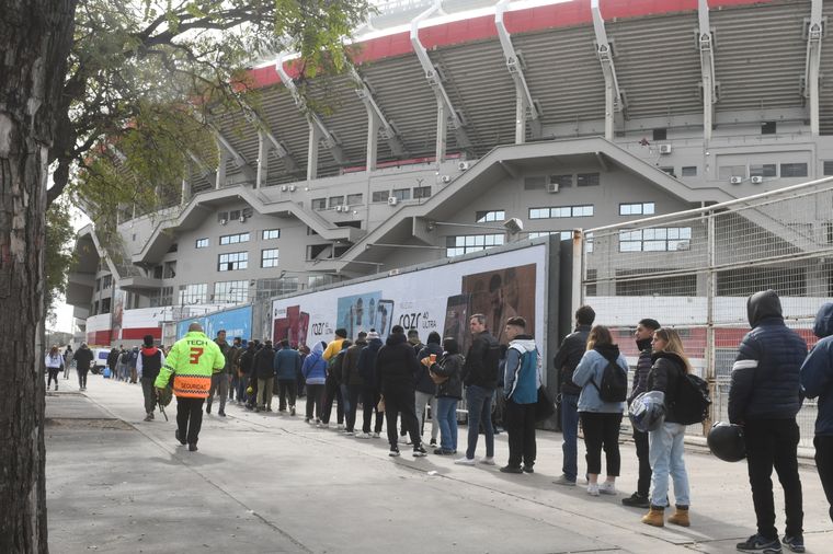 Estadio Monumental Desde el día previo, se instalaron los controles de seguridad y mientras la gente se acercó a retirar las entradas Foto: Télam