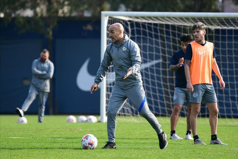 Paolo Montero, entrenador de San Lorenzo en una práctica.