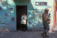 Un soldado patrulla en Santiago de Chile, el 22 de mayo de 2020.