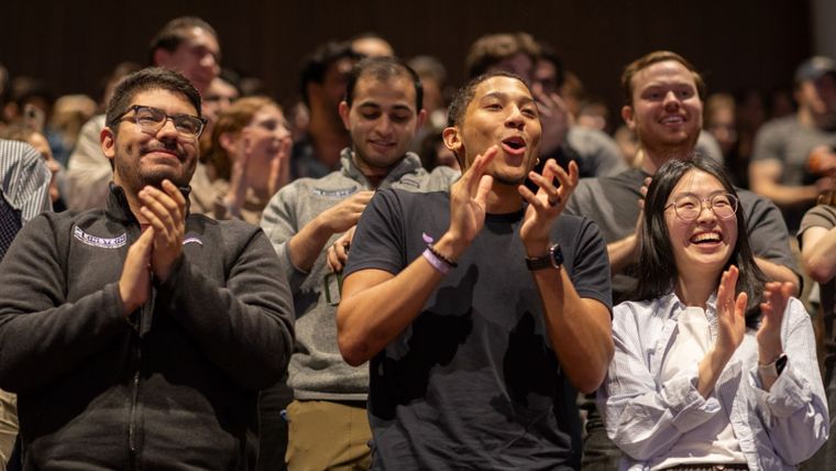Los estudiantes aplaudieron y recibieron con euforia la noticia. Foto: Archivo